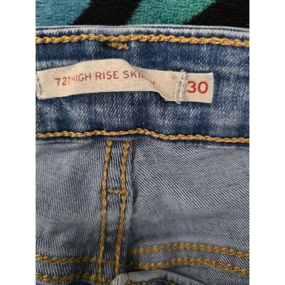 EUC Women's Levis 721 High-Rise Distressed Skinny Jeans Size 30 - Picture 4 of 8